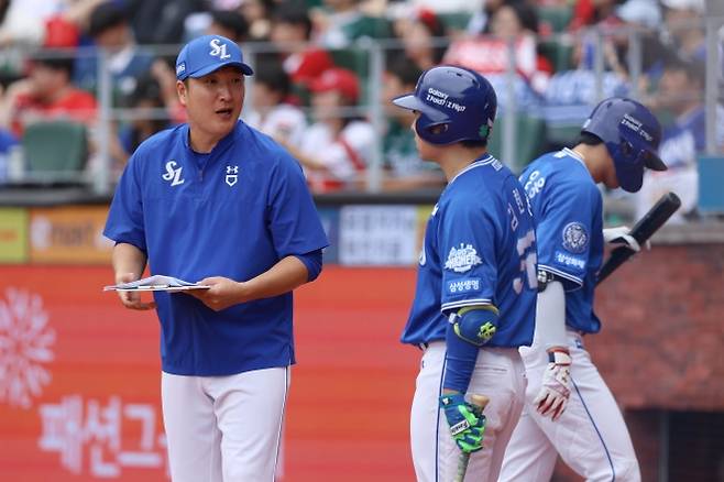 삼성 홈런 1위 만들고 9위 두산행…‘국민 우익수’ 이진영 타격코치, 김원형 감독과 재회