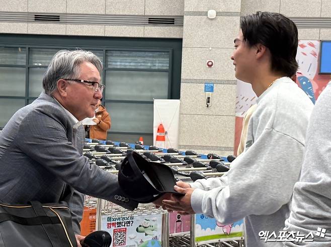 '한화 새 얼굴' 왕옌청, 한국 깜짝 방문! 김경문 감독에게 모자 벗고 '깍듯한 첫 인사' [인천공항 현장]