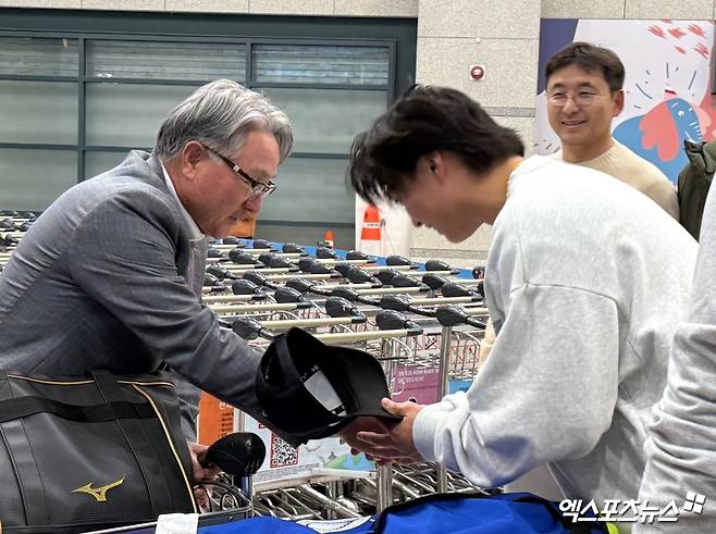 '한화 새 얼굴' 왕옌청, 한국 깜짝 방문! 김경문 감독에게 모자 벗고 '깍듯한 첫 인사' [인천공항 현장]