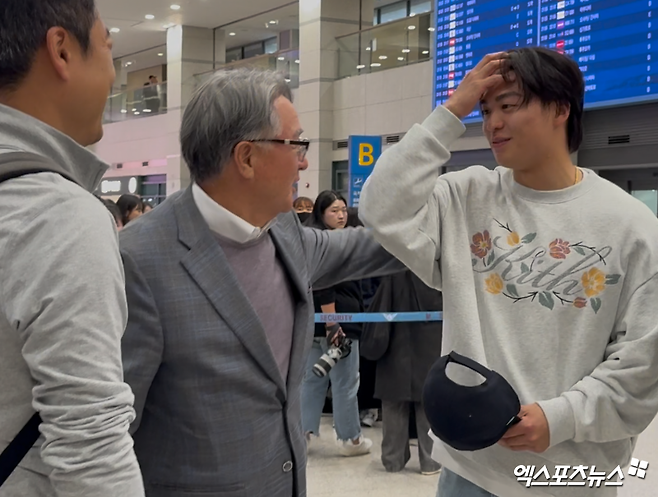 '한화 새 얼굴' 왕옌청, 한국 깜짝 방문! 김경문 감독에게 모자 벗고 '깍듯한 첫 인사' [인천공항 현장]