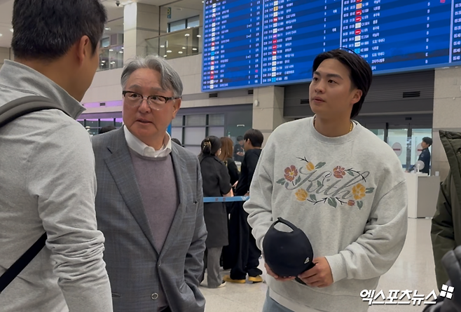 '한화 새 얼굴' 왕옌청, 한국 깜짝 방문! 김경문 감독에게 모자 벗고 '깍듯한 첫 인사' [인천공항 현장]