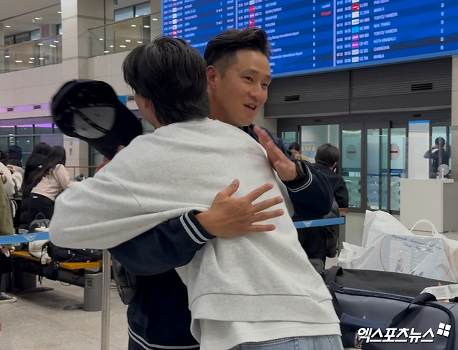 '한화 새 얼굴' 왕옌청, 한국 깜짝 방문! 김경문 감독에게 모자 벗고 '깍듯한 첫 인사' [인천공항 현장]