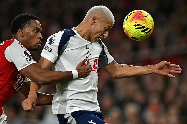 [PL 12R] 에제 해트트릭에 무너진 토트넘...시즌 첫 북런던 더비서 아스날에 1-4 완패→리그 9위 추락