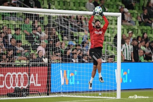 'MLS컵 탈락' 요리스, 인조잔디 맹비난