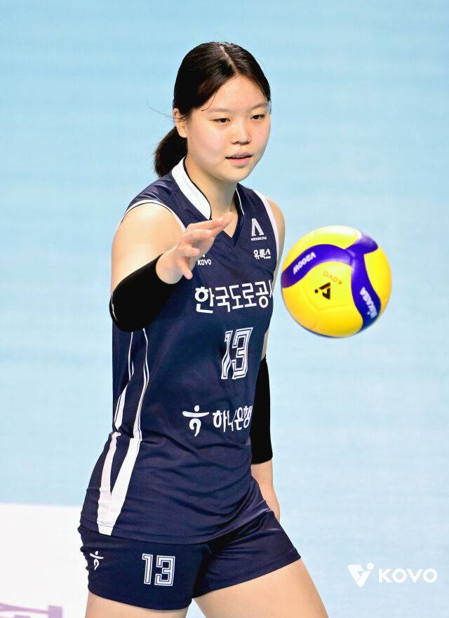 '이게 가능해?' 9전 9승 실화냐, 어떻게 1위팀 승리 요정 되었나…188cm 슈퍼루키 당차다