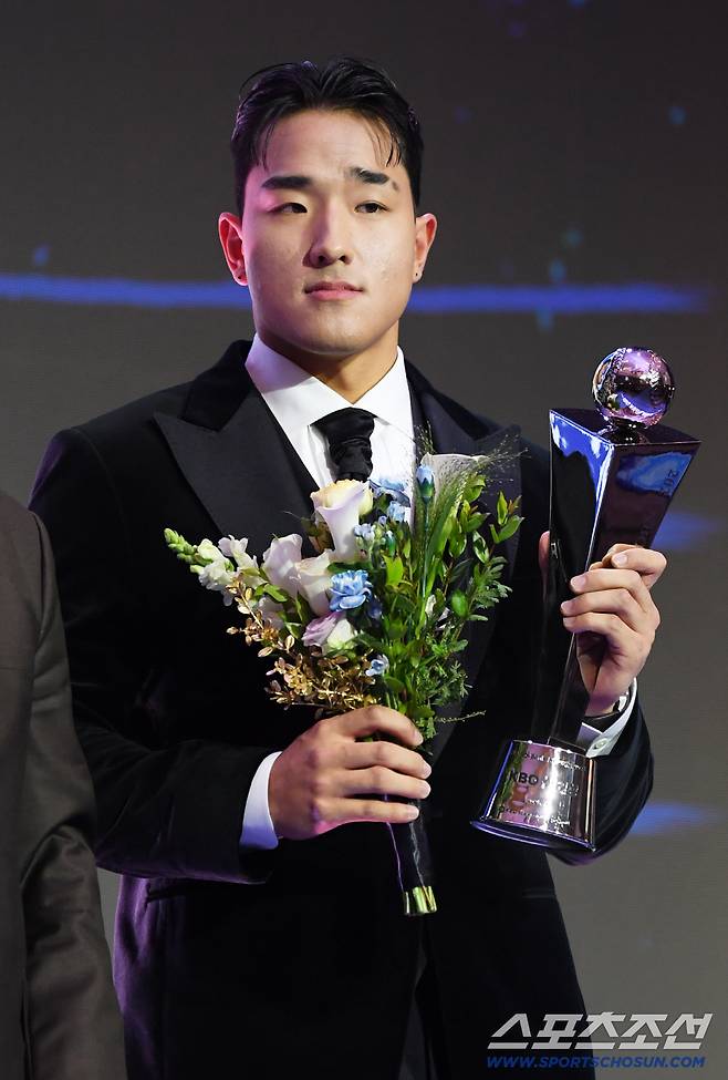 '압도적' 안현민, 110표 독식 신인왕 영광, 강백호→소형준 계보 이었다