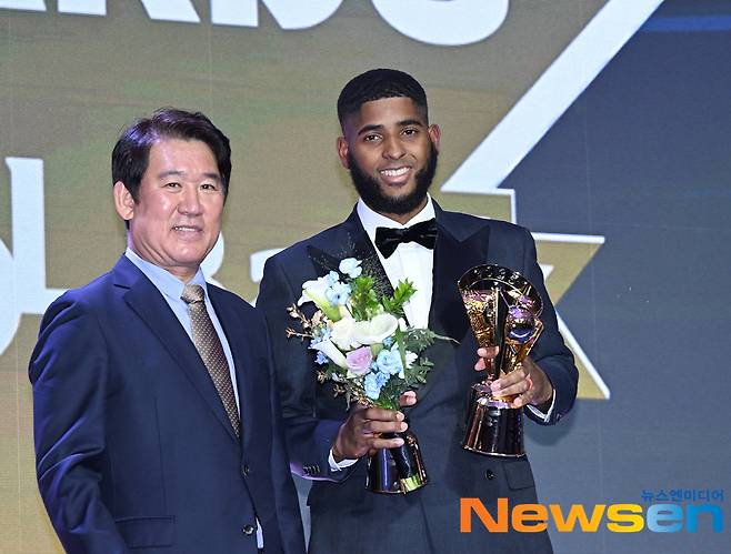 ‘홈런왕+타점왕 타격 3관왕’ 삼성 디아즈 “KBO서 뛸 수 있게 기회 주셔서 감사”