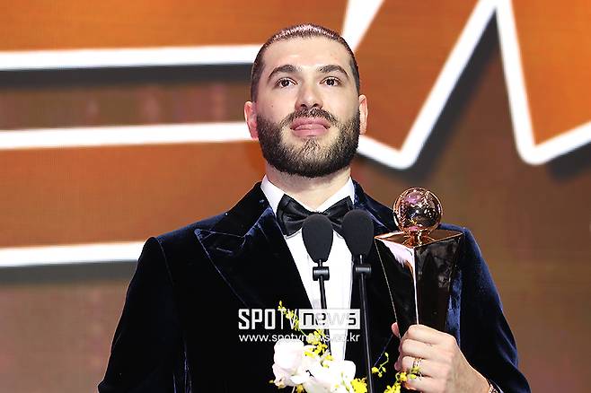 '눈물' 폰세 MVP 수상 생애 최고의 날…안현민 압도적 표차로 신인상 (종합)