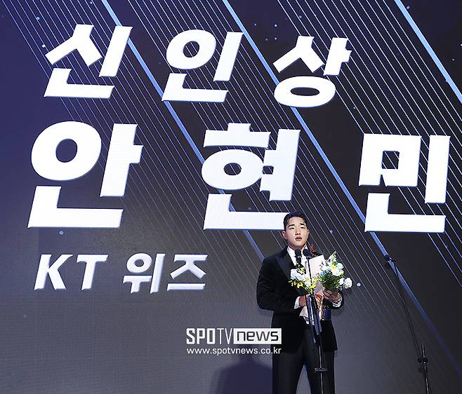 '눈물' 폰세 MVP 수상 생애 최고의 날…안현민 압도적 표차로 신인상 (종합)