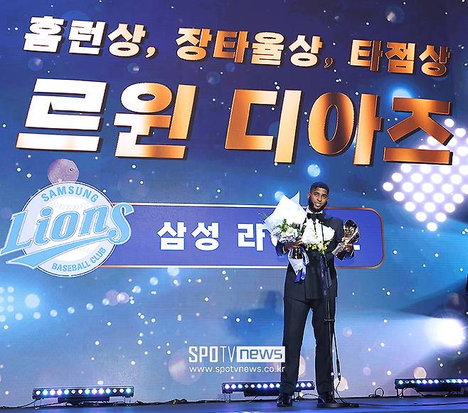 '눈물' 폰세 MVP 수상 생애 최고의 날…안현민 압도적 표차로 신인상 (종합)