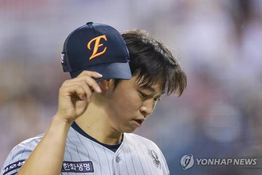 '한화 정말 돈 많네!' 안치홍에 72억 중 35억원 계약금 이미 지불...엄상백 포기하면 1년 허투루 쓰고 또 34억원 날려, 왜?