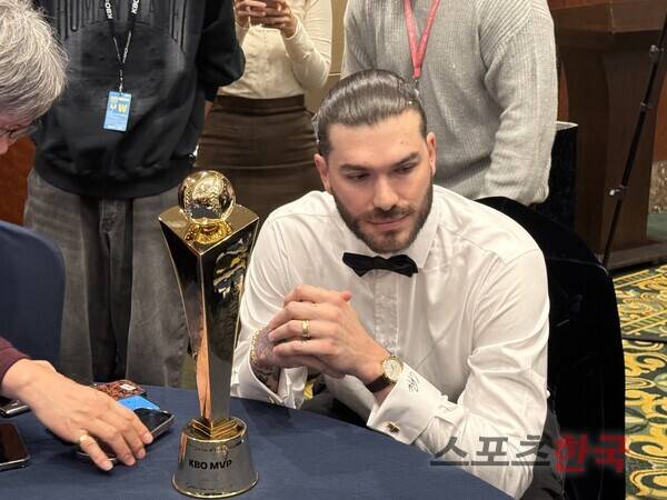 KS 종료 후 대전 마운드 흙 챙겼던 폰세