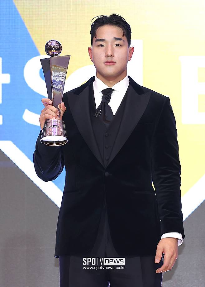 KBO 괴물신인 내년엔 100억 거포와 뛸수 없다