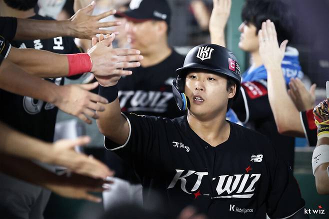 KBO 괴물신인 내년엔 100억 거포와 뛸수 없다