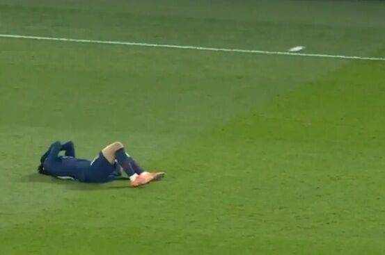 '비티냐와 충돌' 이강인, PSG 경기 중 돌발 상황…'모두가 깜짝 놀랐다'