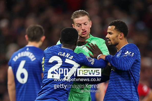 '이게 팀이야?' 맨유-에버턴 경기서 동료 선수 폭행→퇴장 선언...말싸움 중 뺨 때렸다