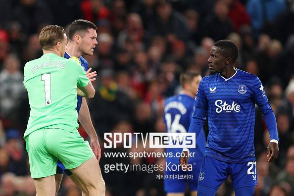 '이게 팀이야?' 맨유-에버턴 경기서 동료 선수 폭행→퇴장 선언...말싸움 중 뺨 때렸다