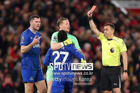 '이게 팀이야?' 맨유-에버턴 경기서 동료 선수 폭행→퇴장 선언...말싸움 중 뺨 때렸다
