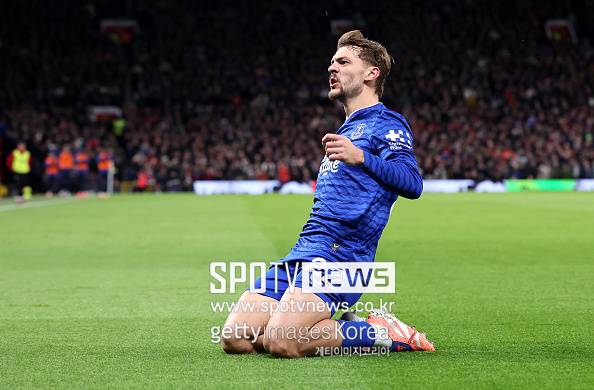 '이게 팀이야?' 맨유-에버턴 경기서 동료 선수 폭행→퇴장 선언...말싸움 중 뺨 때렸다