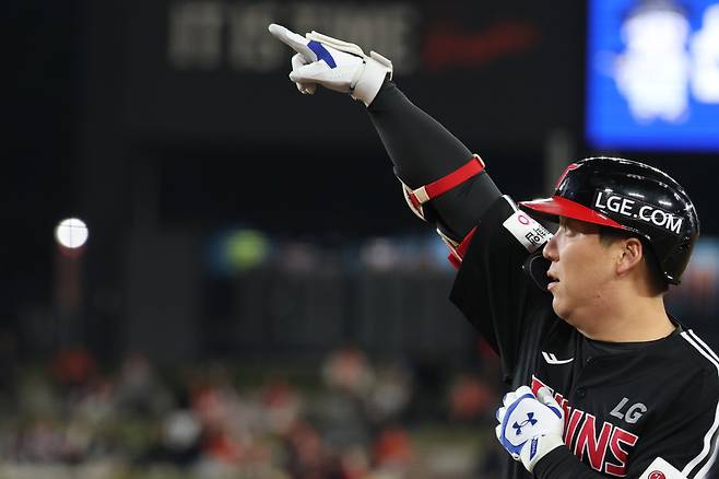 오버페이 어렵다는 LG ‘김현수 잡기’ 게임오버?