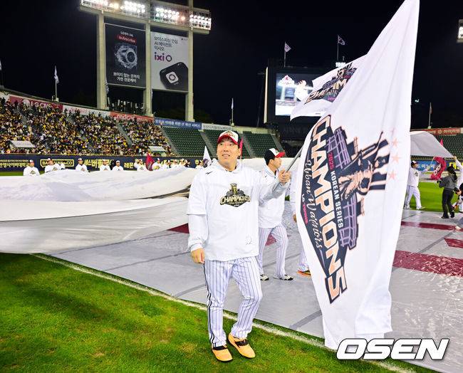 “에이전트 화이팅” 김현수, 왜 FA 계약 늦어지나…돈은 KT, 명예는 LG, 두 마리 토끼를 잡을 수는 없다