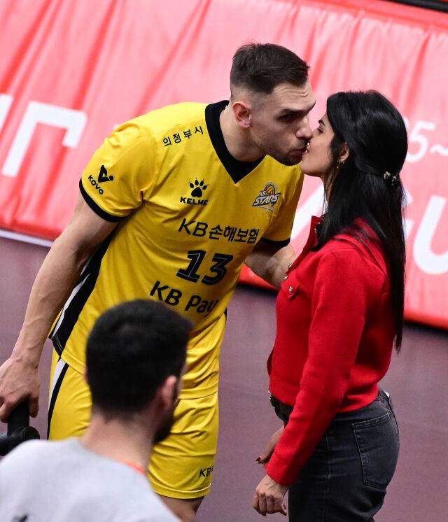 애틋한 작별 키스, '잠시 안녕'...사랑하는 아내를 떠나보낸 비예나 [유진형의 현장 1mm]