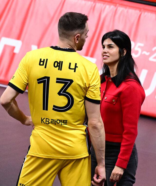 애틋한 작별 키스, '잠시 안녕'...사랑하는 아내를 떠나보낸 비예나 [유진형의 현장 1mm]