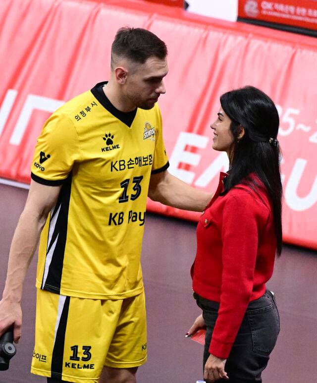 애틋한 작별 키스, '잠시 안녕'...사랑하는 아내를 떠나보낸 비예나 [유진형의 현장 1mm]