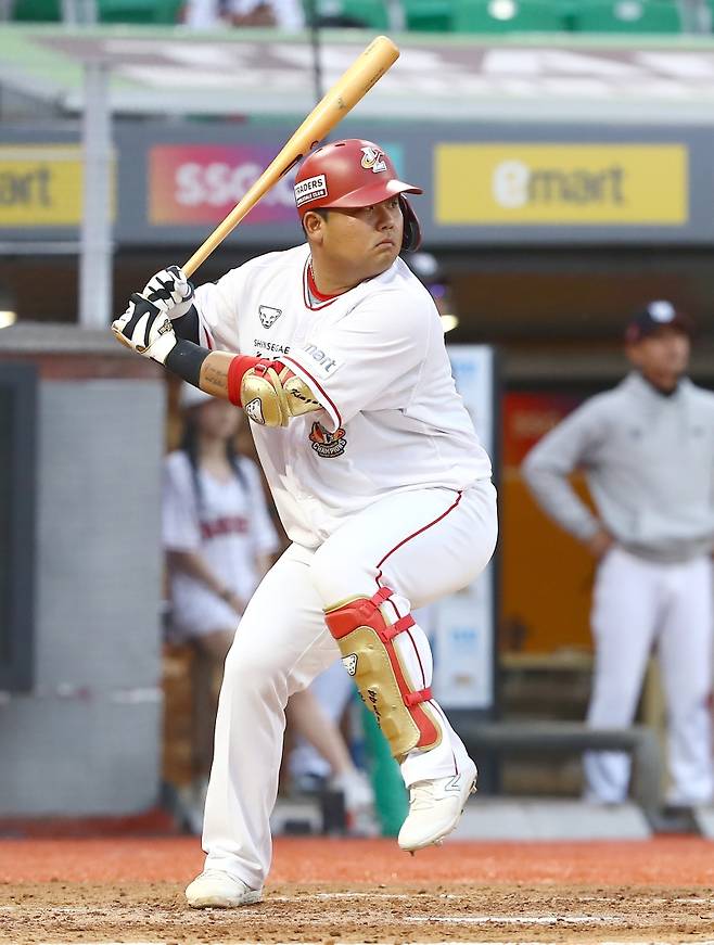 '거포 유망주 떠난다' SSG, 선수단 정비 진행…내야수 김건웅 등 3명 방출 [공식발표]