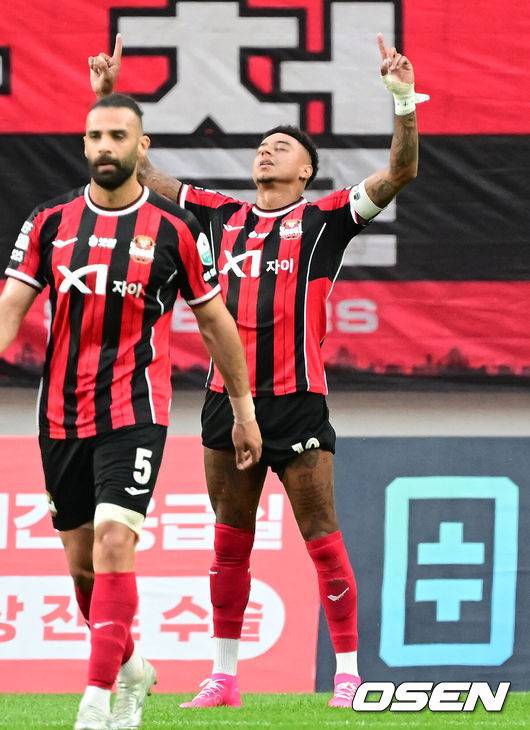 ‘멀티골’ 폭발한 린가드에게 살인태클+얼굴폭행까지…中상하이, 또 분노유발 쿵푸축구