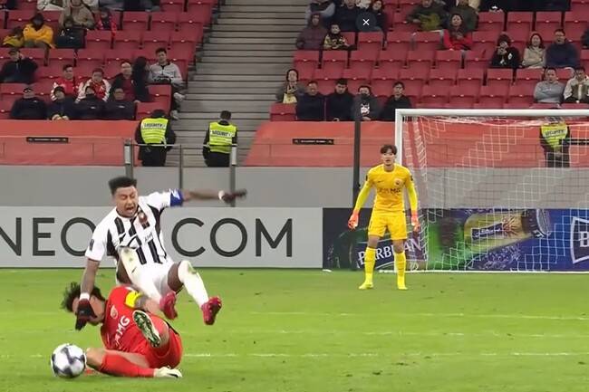 ”그냥 바보 멍청이다!”...‘슈퍼스타’ 린가드 향한 ‘살인 태클’에 중국 현지 팬들도 ‘절레절레’