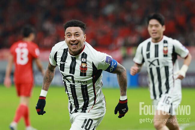 ”그냥 바보 멍청이다!”...‘슈퍼스타’ 린가드 향한 ‘살인 태클’에 중국 현지 팬들도 ‘절레절레’