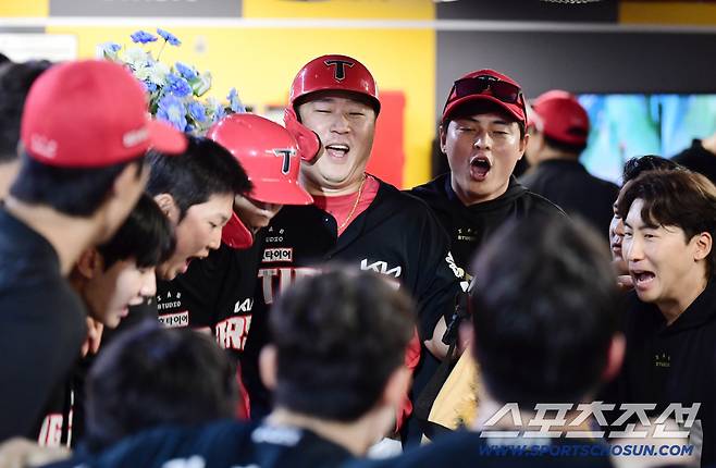 '불과 1년 전' 22억 쾌척했던 KIA…최형우 협상 왜 이리 늦어지나, 삼성까지 붙었다