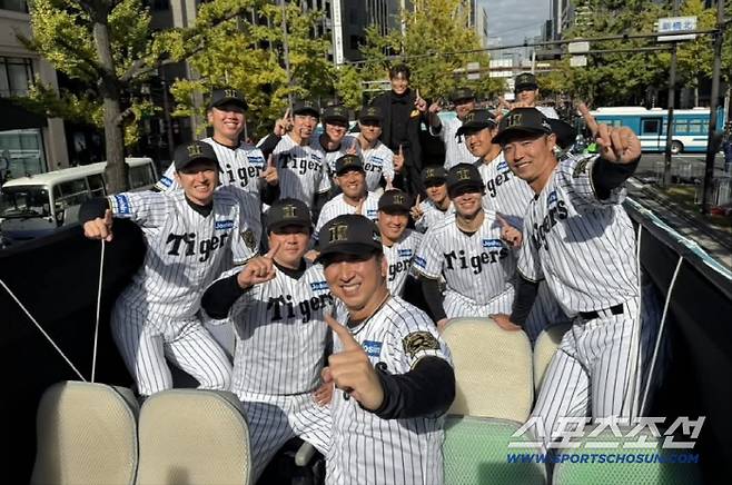 만장일치 6표가 부족했다…득표율 97% 40홈런 4번 타자 '베스트9' 입성, 한신 소속 7명 72년 만에 최다 수상[민창기의 일본야구]