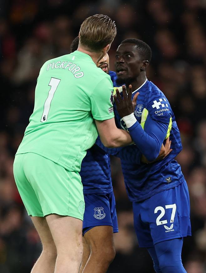 英 BBC '손흥민 격렬 충돌' 깜짝 조명...'뺨 후려쳐' 엽기 퇴장 사건→장본인 공식 사과