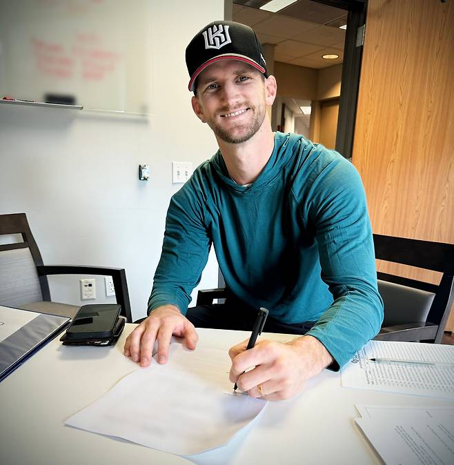 ‘두산 왕조’ 이끈 거포 김재환, 무소속 신분으로 방출...KIA는 에이스 네일과 3시즌 연속 동행한다