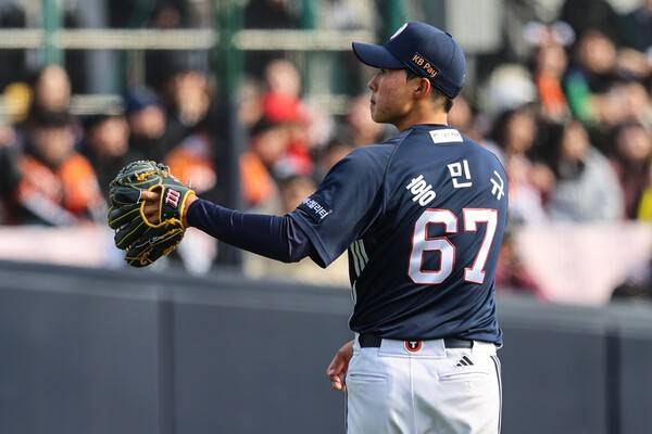 [공식발표] '대충격' 1년 차 유망주가 두산 떠나 KIA로…박찬호 FA 보상 선수로 우완 투수 홍민규 지명