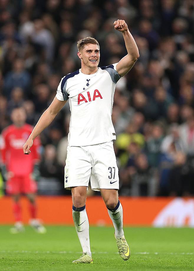 英 단독 떴다, 토트넘 ‘파격 대우’ 재계약 준비…“레전드이자 GOAT” 손흥민 무한찬양했던 판 더 펜 ‘최고 연봉’ 약속