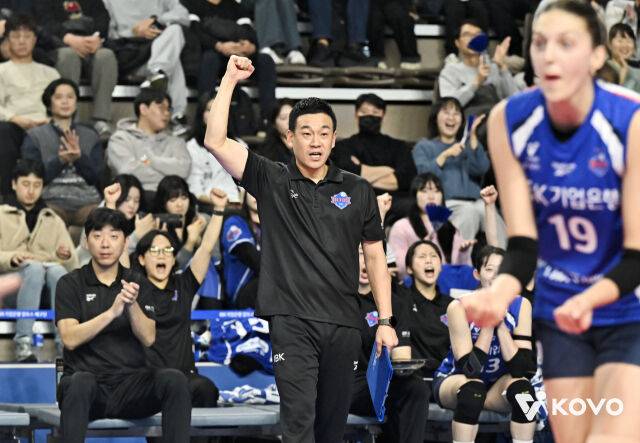 여오현 감독대행의 '감격의 첫 승'...IBK, 7연패 악몽 탈출...‘이다현 복귀’ 흥국생명 3-0 완파 [MD화성]