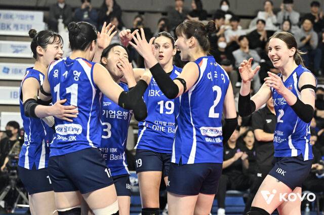 여오현 감독대행의 '감격의 첫 승'...IBK, 7연패 악몽 탈출...‘이다현 복귀’ 흥국생명 3-0 완파 [MD화성]