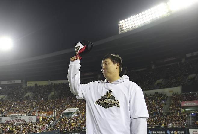 그동안 무슨 대화가 오갔길래, 김현수는 왜 LG를 떠났나 [IS 포커스]