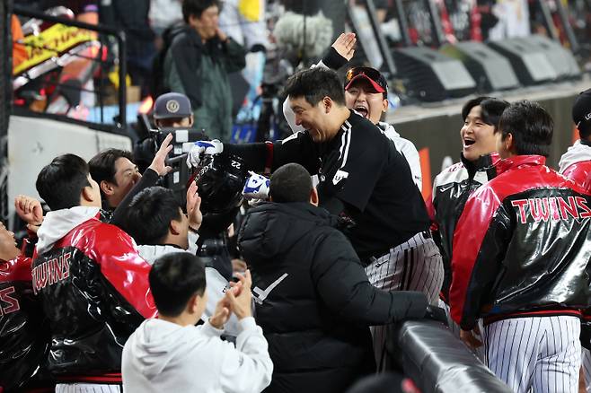 그동안 무슨 대화가 오갔길래, 김현수는 왜 LG를 떠났나 [IS 포커스]