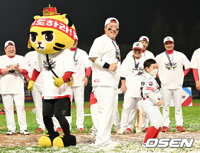 삼성 50억 우승 베팅→흔들리는 최형우, KIA 잔류냐 친정 복귀냐...심재학 단장