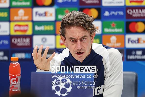 '손.흥.민' 아무리 지워보려 해도 토트넘 감독조차 굴레에서 벗어나지 못했다...