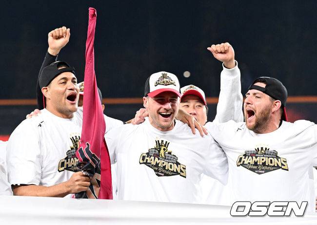 차명석 단장 “방출 선수 좀 지켜본다”, 주장 잔류-MVP 이적-외인 3명 재계약, 리핏 준비 끝나다