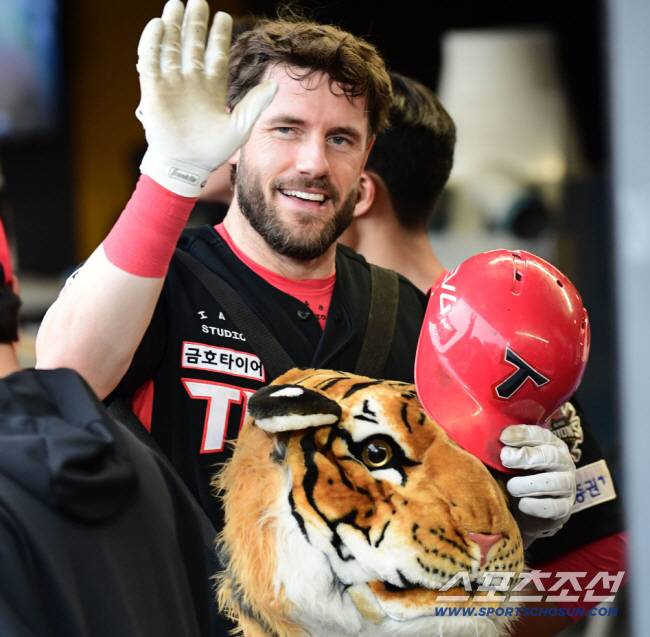 화끈한 KIA, 왜 35홈런 거포 보류권 풀었나…