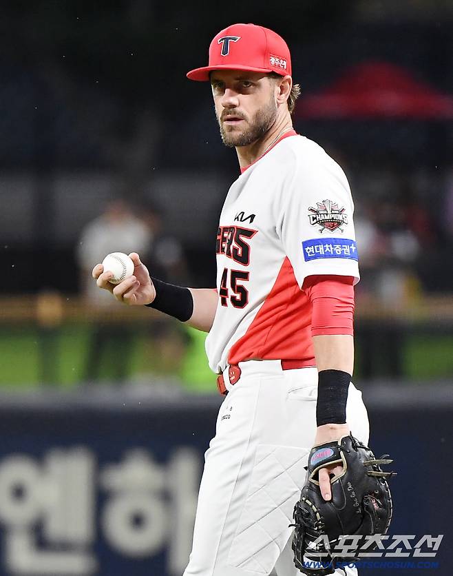 화끈한 KIA, 왜 35홈런 거포 보류권 풀었나…