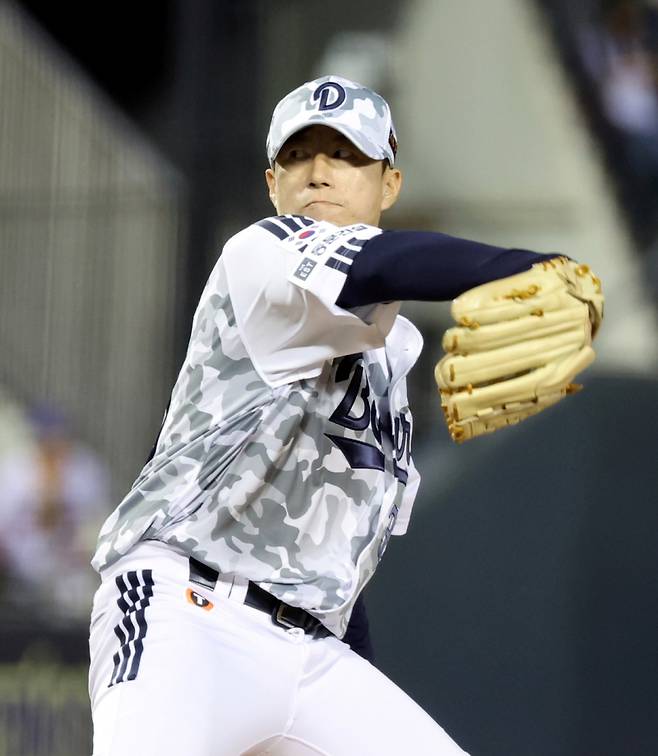 프로 5번째 방출, 마흔둘 최고령 투수의 선수 생활 위기...그러나 포기는 없다