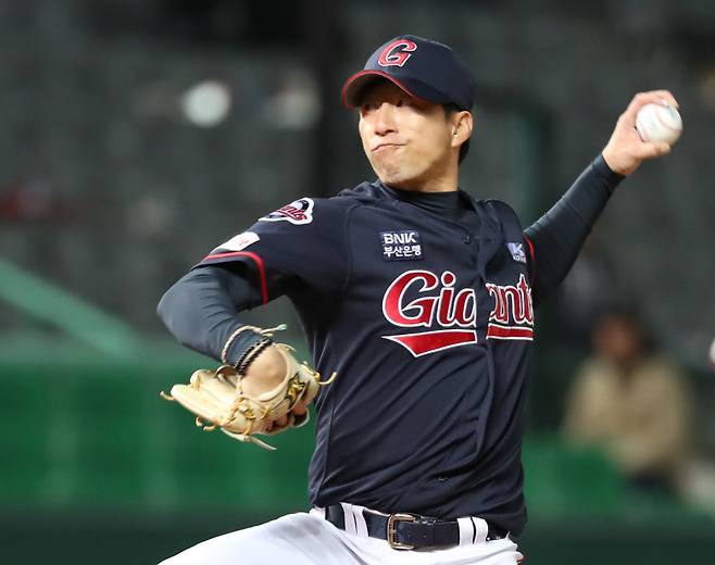 프로 5번째 방출, 마흔둘 최고령 투수의 선수 생활 위기...그러나 포기는 없다