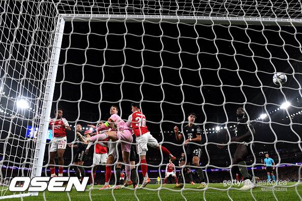 '패배 짙어지자' 투입된 '벤치 자원' 김민재... 바이에른, 아스날에 UCL 첫 패배→1위 자리 내줘